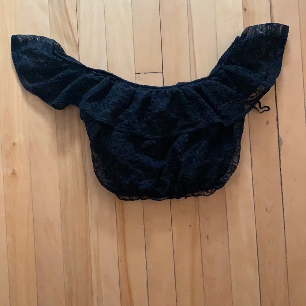 GARAGE- lace crop top